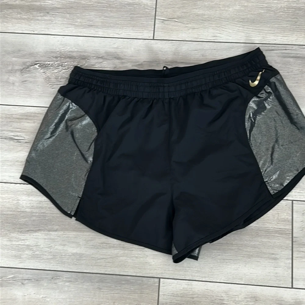 Nike Women's Icon Clash Tempo Luxe Black Metal Running shorts size large